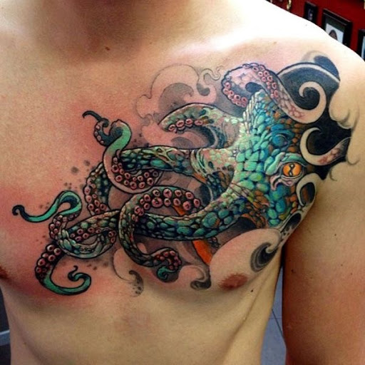 Polvo da tatuagem ideia para os homens no peito