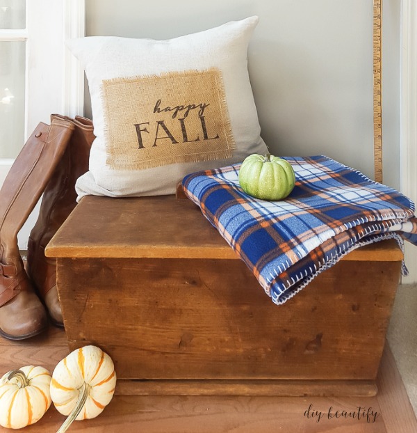 Easy Burlap Pillow plus a Free Printable DIY Beautify Creating