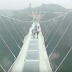 Clip พิสูจน์ความแข็งแกร่งสะพานแก้วสูงที่สุดในโลกที่จางเจียเจี้ย ประเทศจีน ด้วยค้อนปอนด์ (sledgehammer)