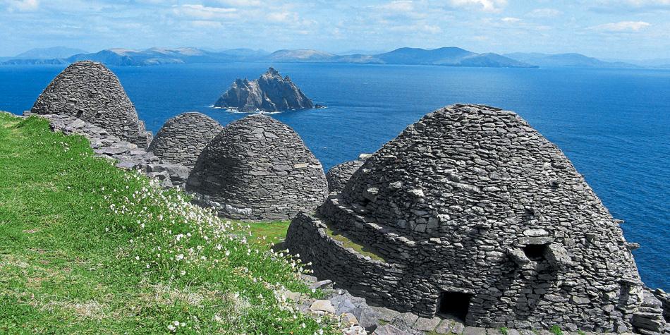 16.-Monasterio de Skellig Michael con sus clochans o celdas de piedra.