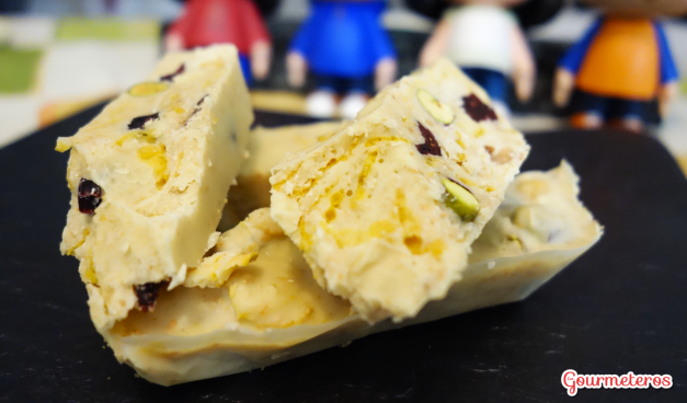 Turrón de chocolate blanco, coco, pistachos y arándanos