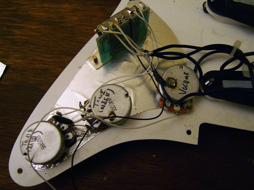 Notice the terrible wiring and soldering, all grounds are soldered directly to the pot casings, this is part of the noise to be blamed ...