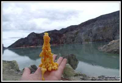 Belerang hadiah Mas Yono Mengejar Blue Fire Di Kawah Ijen, Surabaya