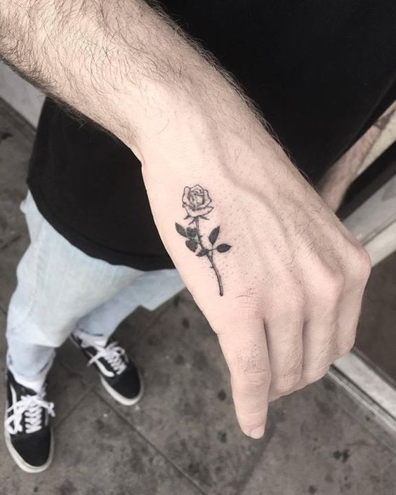Tatuagem Masculina na mão