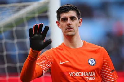 Biografi Thibaut Courtois      Thibaut Nicolas Marc Courtois lahir di Bree, Belgia, 19 Mei 1992; umur 24 tahun adalah seorang pemain sepak bola asal Belgia yang bermain sebagai Penjaga Gawang untuk Chelsea dan Timnas Belgia. Courtois sebelumnya pernah bermain untuk Racing Genk. Ia menjadi salah satu pemain kunci Racing Genk saat meraih gelar juara Liga Pro Belgia 2010–11. Setelah menghabiskan dua musim bersama Racing Genk, Courtois bergabung dengan Chelsea pada bulan Juli 2011 untuk kemudian dipinjamkan ke Athletico Madrid selama satu musim. Bersama Atlético ia berhasil meraih gelar juara Liga Eropa UEFA 2011-12. Karier klub Awal karier Courtois memulai karier sepak bola pada sebuah klub lokal Bilzen V.V. dengan bermain pada posisi bek kiri. Ia kemudian bergabung dengan akademi sepak bola Racing Genk pada tahun 1999 saat berusia 7 tahun. Di sanalah Courtous kecil bermain sebagai seorang penjaga gawang. Saat beranjak dewasa, ia menyatakan mantan penjaga gawang Manchester United Edwin van der Sar dan penjaga gawang Chelsea Petr Čech sebagai idolanya. Racing Genk Setelah tampil pada tim junior Racing Genk, Courtois membuat debut untuk tim utama saat berusia 16 tahun dan 341 hari pada pertandingan menghadapi Gent, 17 April 2009, setelah penjaga gawang utama mereka mendapat sanksi larangan tampil dan dua penjaga gawang cadangan lain meng