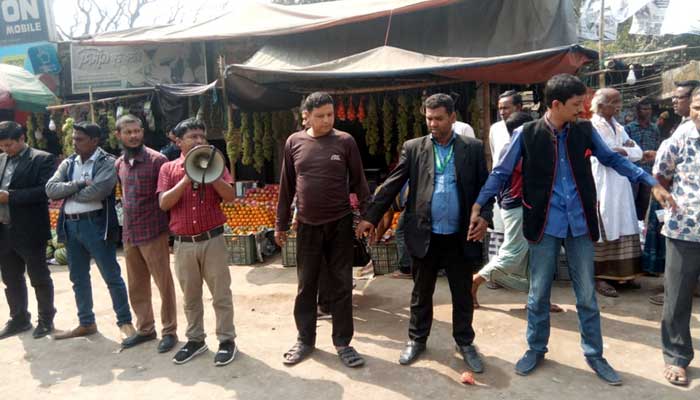 Journalists tied up against engineers in Palasbari পলাশবাড়ীতে প্রকৌশলীর বিরুদ্ধে সাংবাদিকদের মানবন্ধন