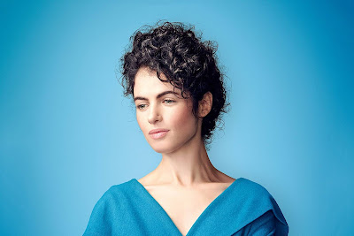Neri Oxman causando inveja em angelina Jolie Neri Oxman causando inveja em angelina Jolie