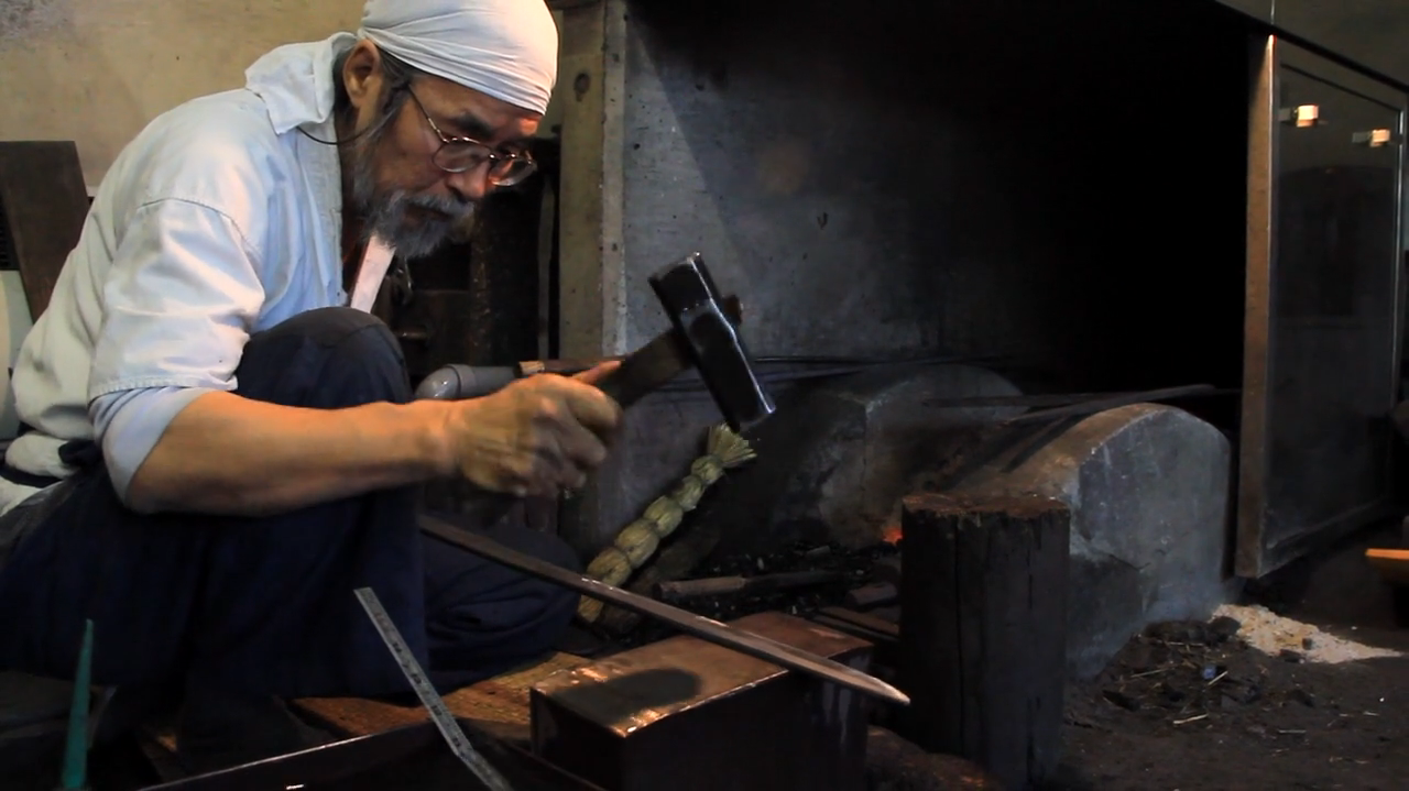 Кузнец кует доспехи. Bsmith кузница. Ковка доспехов. Кузнец делающий доспехи. Современный кузнец.