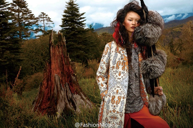 Elle China November 2015, Cong He 賀聰 Céline 2015 AW Big Fur Pompoms Scarf Editorials