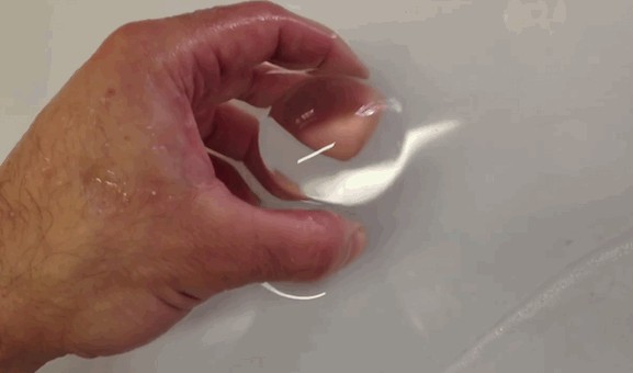 remove_image agarrar água com mãos ciência