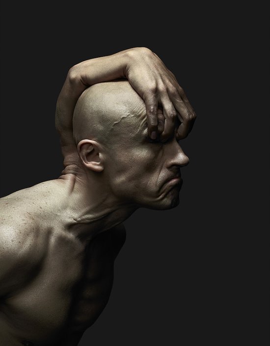 Mãos saindo pelo corpo nas bizarras fotografias e foto-manipulações de Babak Hosseiny e Jeffrey Vanhoutte Babak Hosseiny and Jeffrey Vanhoutte fotografia photoshop mãos saindo do corpo bizarro