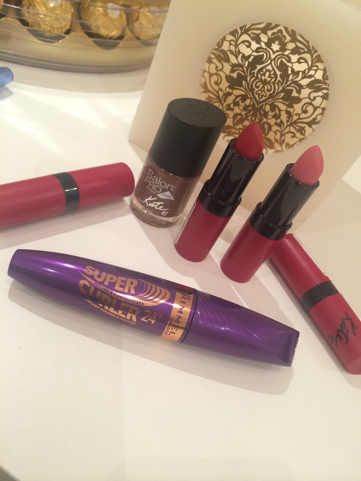 ROMANTIC AND CHIC Super Curler de Rimmel London, máscara de pestañas 24h