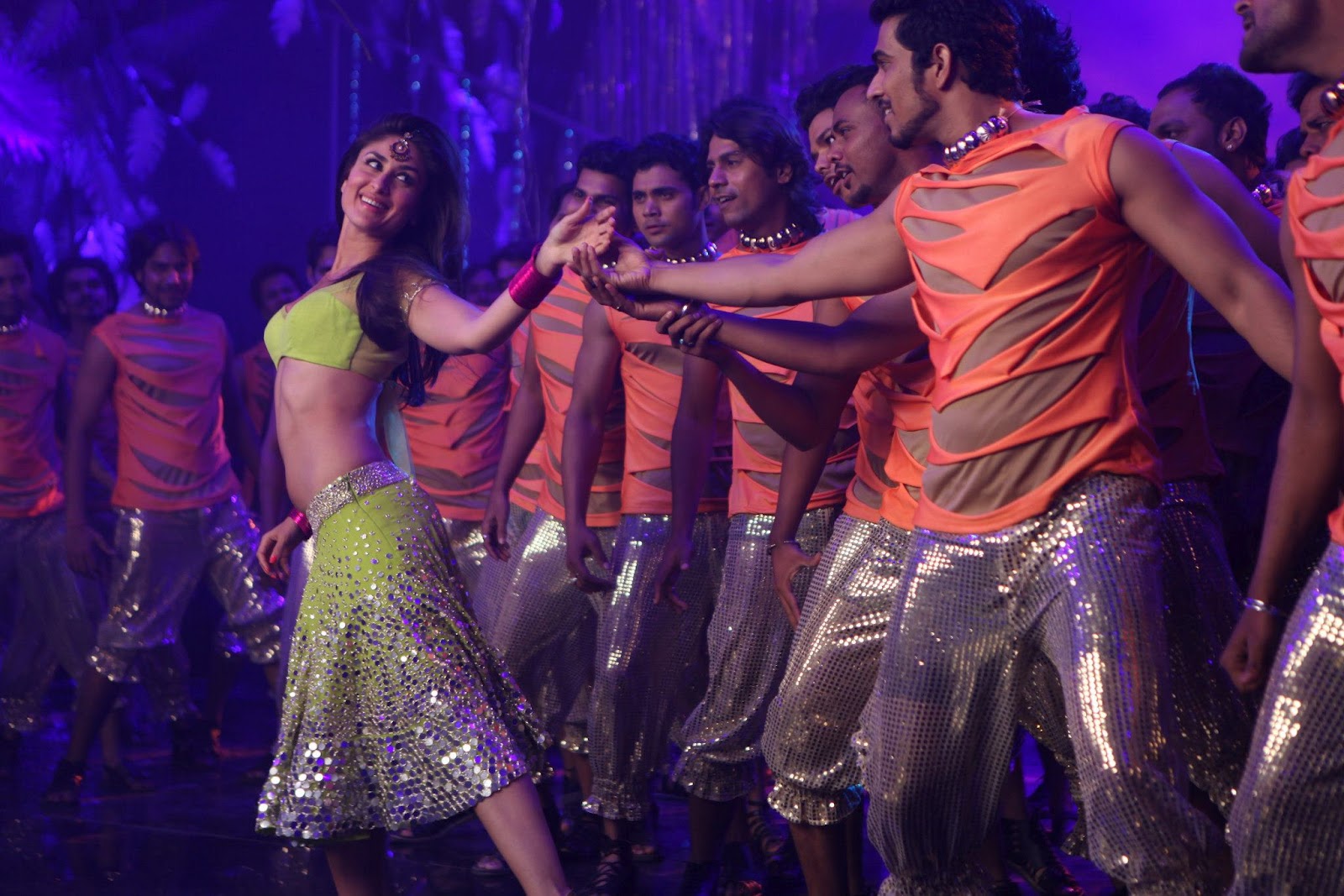 Kareena Kapoor Sexy Stills from item song Halkta 'Halkat Jawani' In
