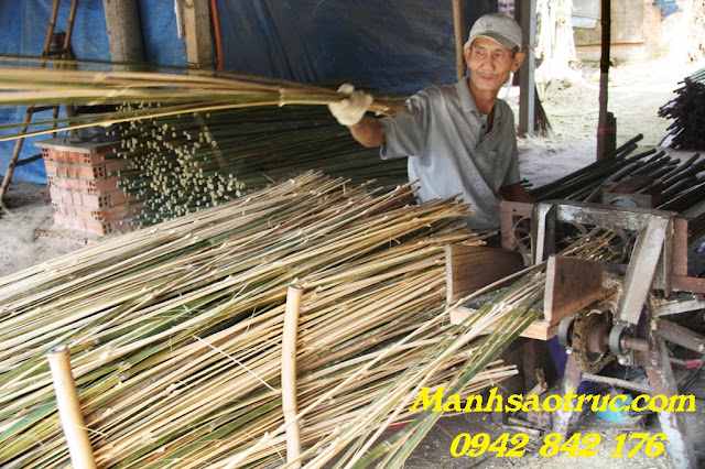 Công nhân chẻ (bổ) thanh tre,nan tre Công nhân chẻ (bổ) thanh tre,nan tre