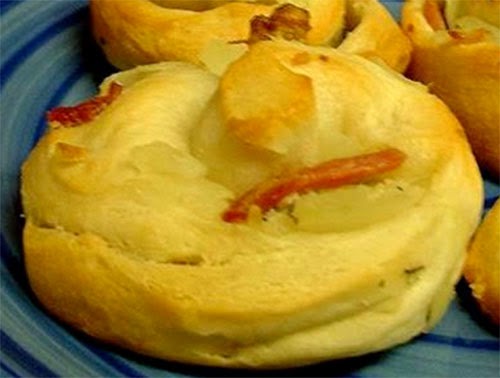 Bacon and Onion Crescent Roll Pinwheels: Classic New Year snacks or appetisers made with crescent roll dough spread with butter, bacon, onions and parsley. Cut into pinwheels and baked.