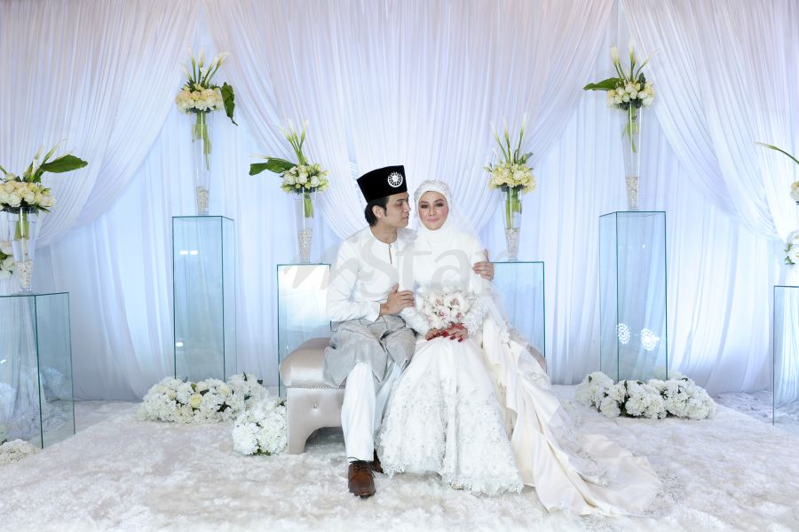 Infojelita 10 Berbagai Konsep Pelamin Terkini Expository Essay Topics Compare And Contrast Wedding Dresses