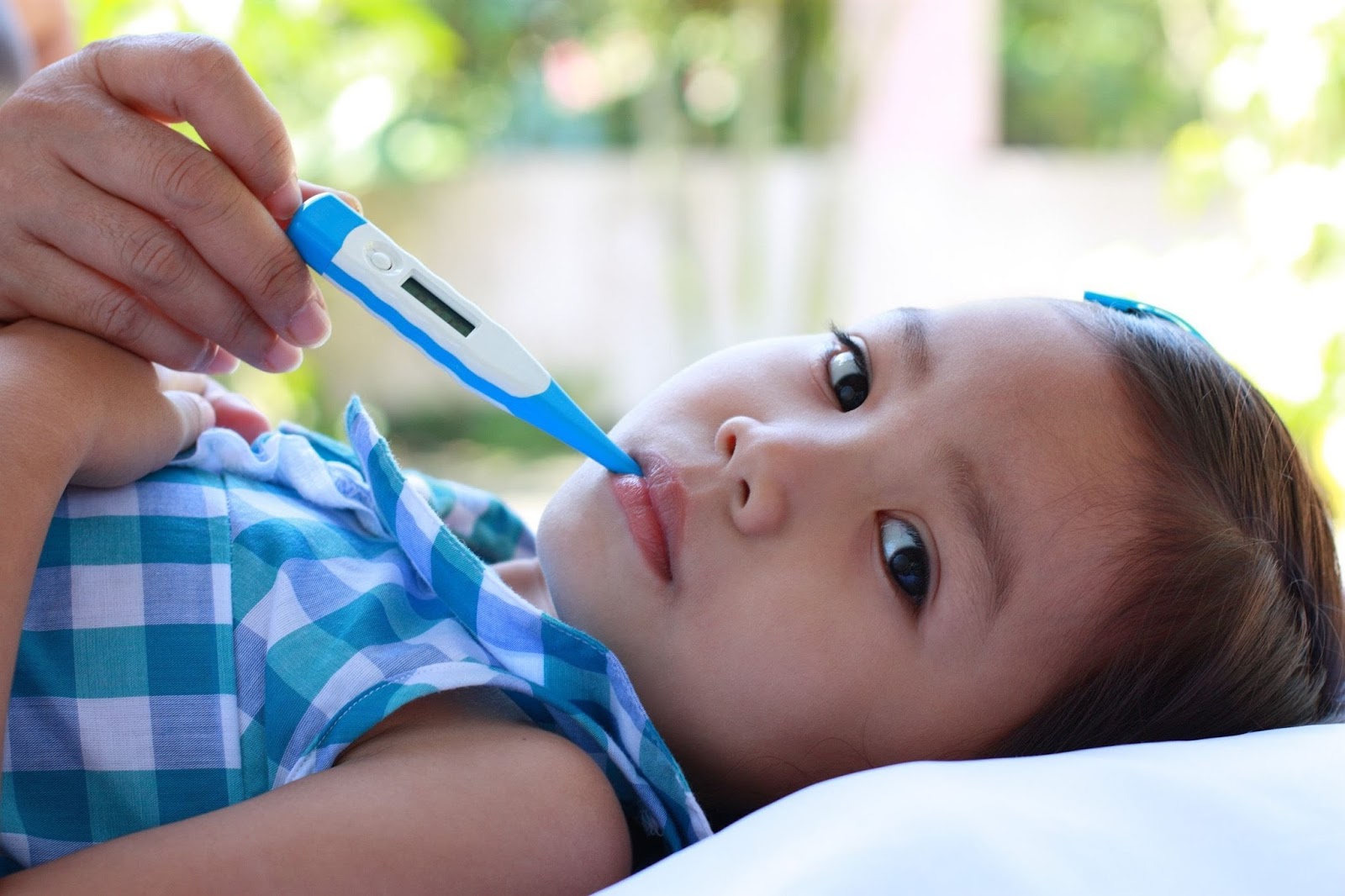 Trẻ bị sốt cao cần phải làm gì, cho uống thuốc gì, hạ sốt như thế nào