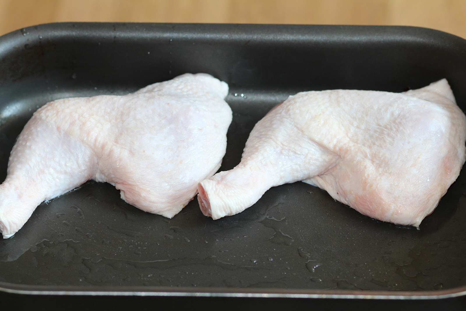 Окорочка куриные. Окорочка. Окорочка на соли в духовке. Окорочка куриные. Вареный окорочок в кастрюле.