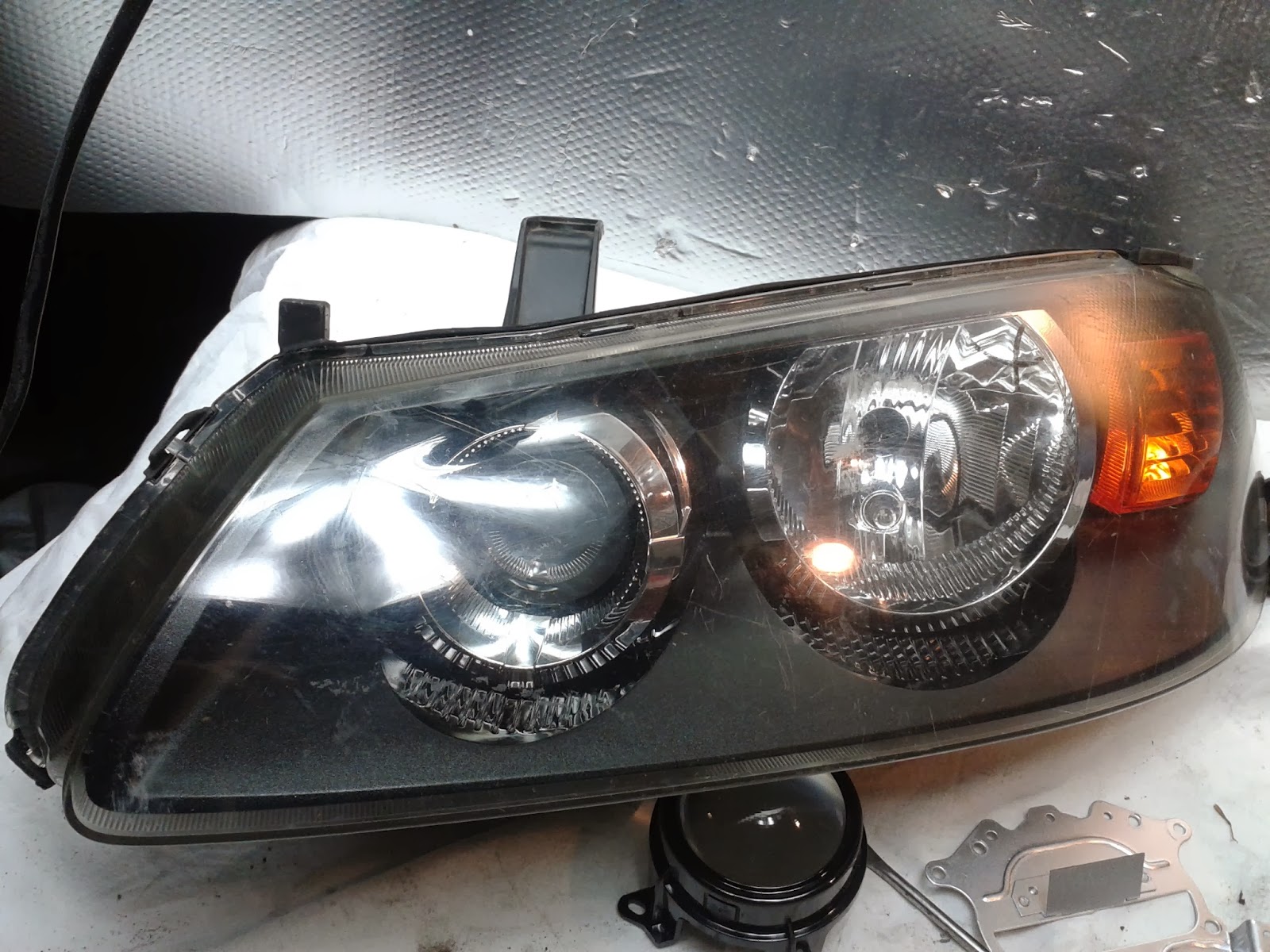 Reganeracja Reflektorów: Co Się Dzieje Z Lampami Nissan Almera N16