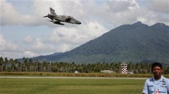 Dua pesawat tempur TNI AU yang bermanuver dalam sesi latihan rutin menarik perhatian masyarakat Natuna.