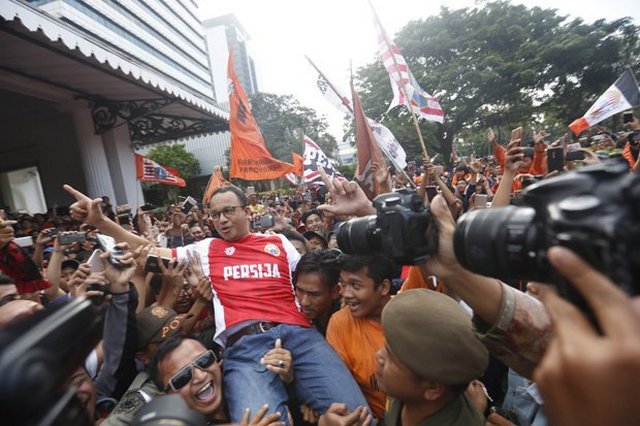 https://4.bp.blogspot.com/-ZTBM1c8ytMo/Wol1gDvy0cI/AAAAAAACCNQ/nXlgrSDYK1I16IxbzWNw8G5uWLakQXW7wCLcBGAs/s1600/anies-baswedan-semringah-diangkat-ribuan-jakmania-a5h.jpg