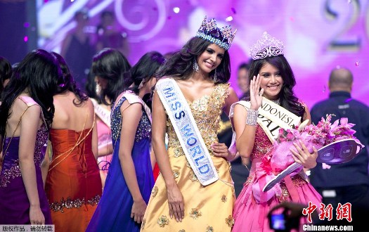Foto Ines Putri Tjiptadi Chandra Bersama Miss World
