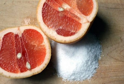 Le pamplemousse et le sel pour désinfecter la baignoire Le pamplemousse et le sel pour désinfecter la baignoire
