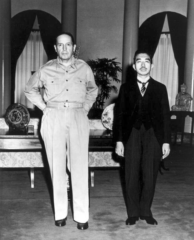 ダグラス・マッカーサーGHQ総司令官と昭和天皇