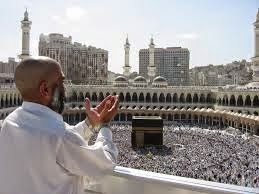 Fuente: http://upload.wikimedia.org/wikipedia/commons/1/17/Supplicating_Pilgrim_at_Masjid_Al_Haram._Mecca,_Saudi_Arabia.jpg