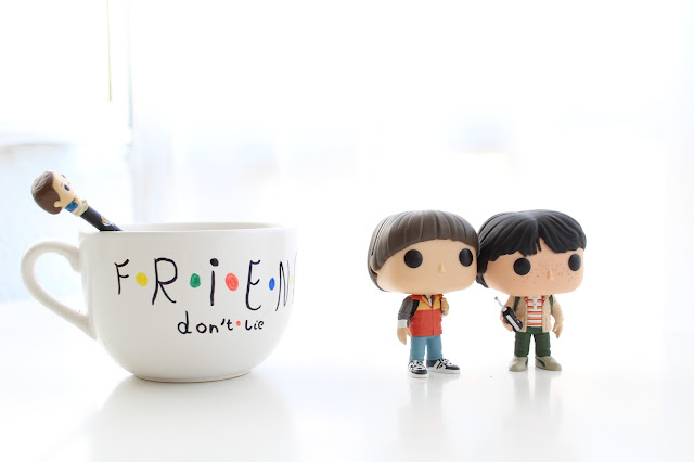 taza personalizada Stranger things Friends don´t lie