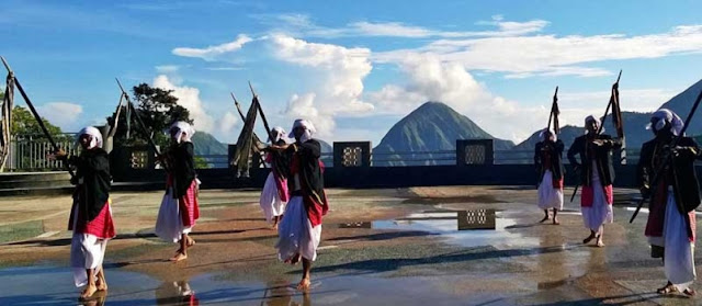 Tari Tandang Mendet Khas Suku Sasak Tari Tandang Mendet Khas Suku Sasak