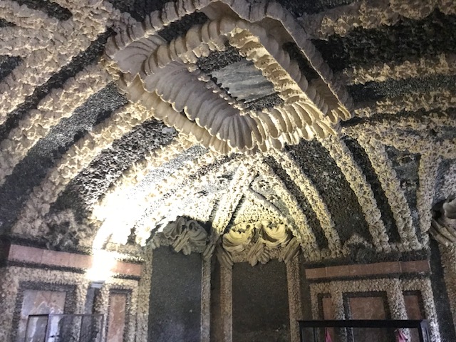 イゾラベッラ（ベッラ島）の宮殿内　大理石と貝で作られたグロットの天井