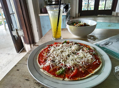 foodie_heerlijk_cafe_kekinian_telolet_foodies_food_kuliner_surabaya_sby_sub_culinary_makanan_beverages_hot_merli_amanda_kohar_food blogger_blogger_indonesia_indo_id_news_cantik_girl_makan_chippeido_futari_nikita_michimomo_momo_michelle_hendra_michelle hendra_amanda kohar_vicky yuwono_vicky_lucky_vick_jie_jiewa_jiewa viery_viery_ivana_ivanna_magdalena_engagement_tunangan_bae_boo_pacar_boy_christmas_baby_bebeb_beb_cinta_love_likes_instagram_ig_hits_selebgram_museum_perpus_perpustakaan_price_list_harga_menu_book