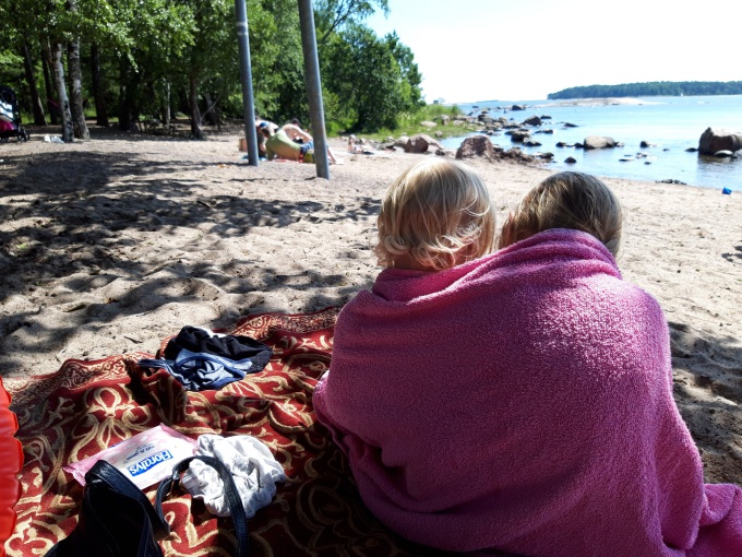 Lauttasaaren uimaranta, lasten kanssa uimassa Helsingissä