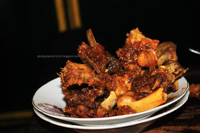Thengkleng di sate klathak Pak Pong. Thengkleng di sate klathak Pak Pong.