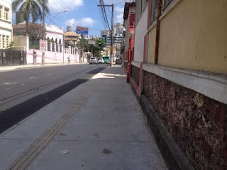 Passeios sem buracos, mas a fiação da Coelba e das telefonias continua a mesma Passeios sem buracos, mas a fiação da Coelba e das telefonias continua a mesma