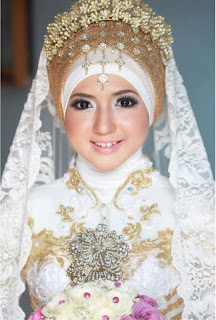 Gaun Pengantin Muslimah Elegan Putih Dan Emas Gaun Pengantin Muslimah Elegan Putih Dan Emas