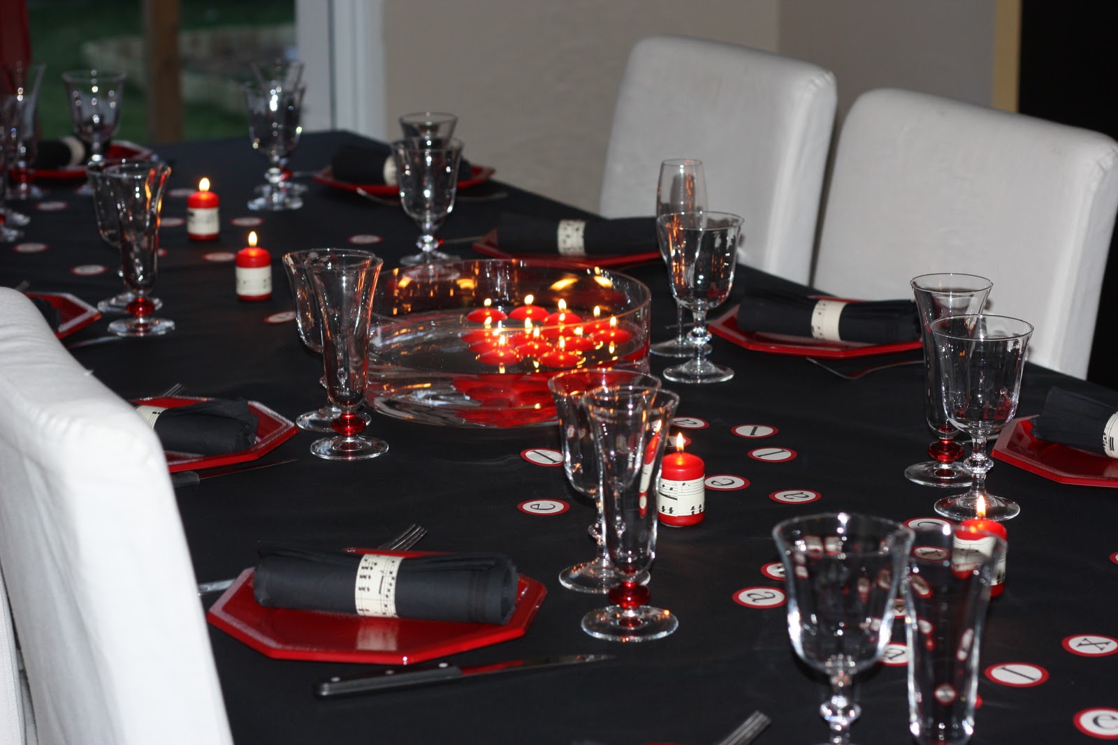 L'atelier de Rémélotte Ma table version "rouge et noir"