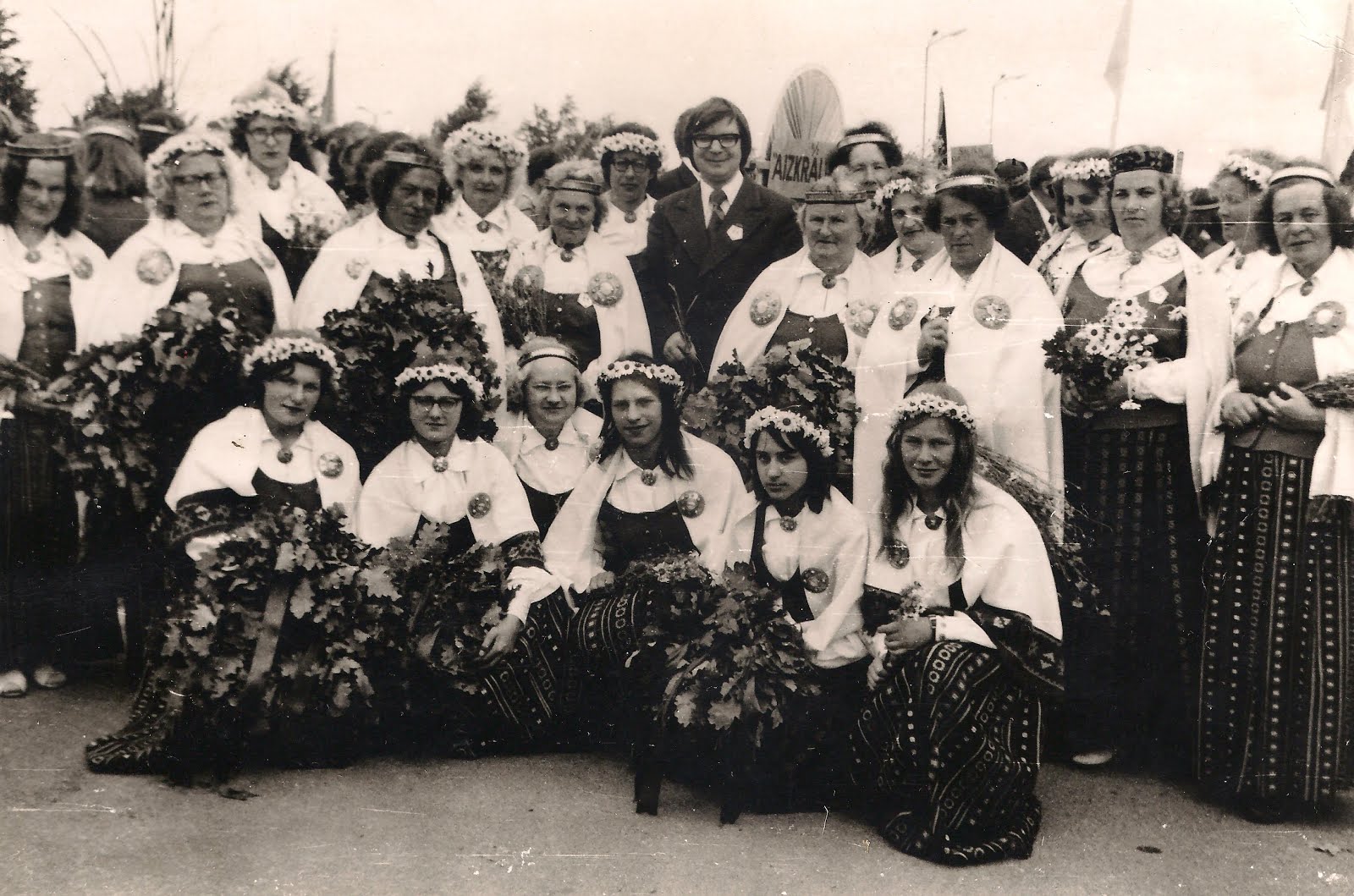 Valles sieviešu koris Dziesmu svētkos Rīgā 1977. gadā . Diriģents Ansis Papeļuks