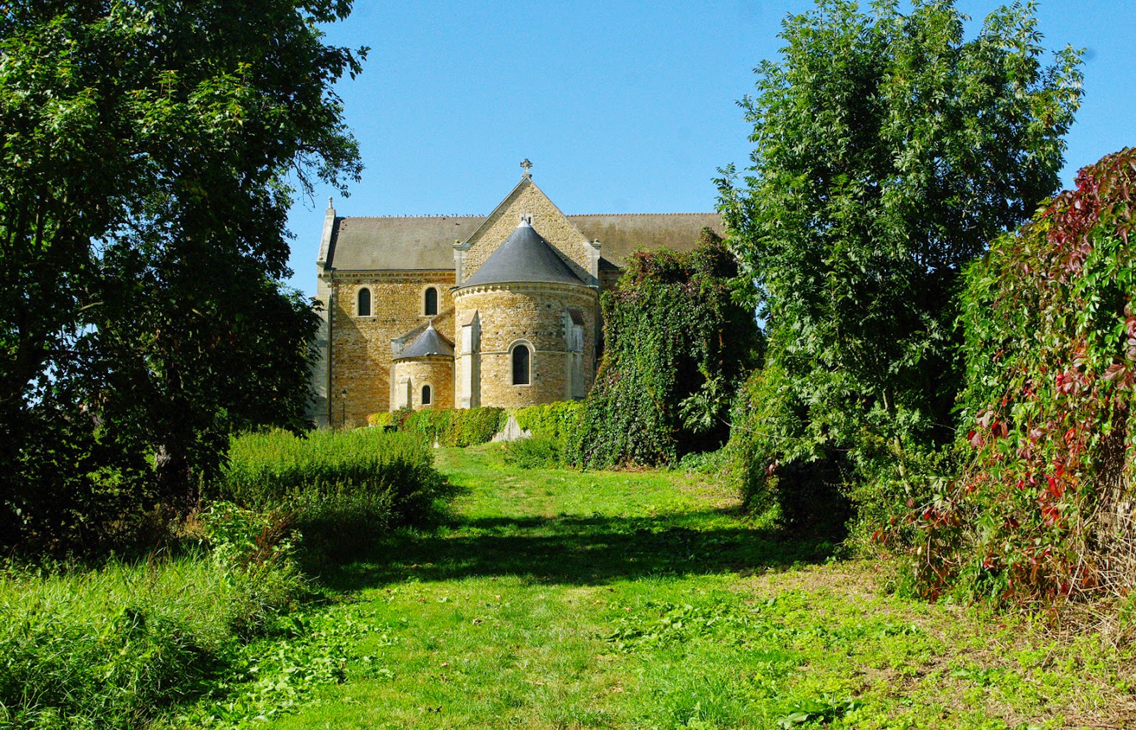 Charmes méconnus du Hurepoix . La basilique Notre Dame de la Bonne
