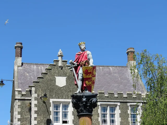 North Wales Points of Interest: Statue of a king in Conwy