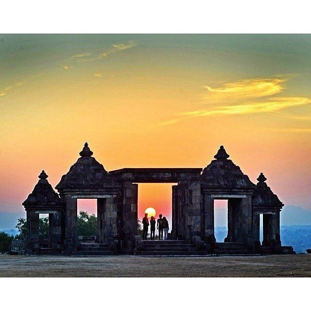 indahnya sunset di candi ratu boko foto indahnya sunset di candi ratu boko