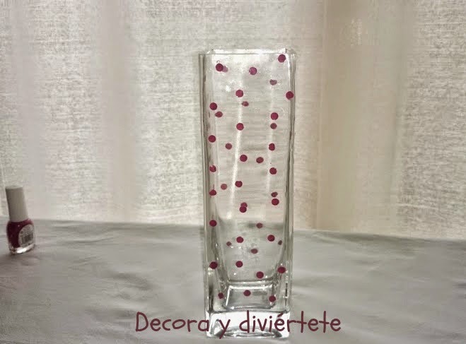 decorar jarrón , DIY, manualidad , pintauñas , jarrón cristal, topos , lunares