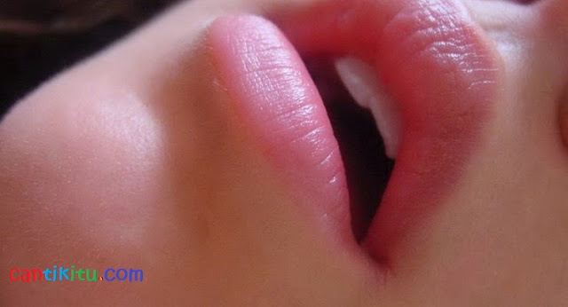 cara memerahkan bibir secara alami dengan cepat