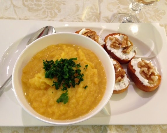 Maexies Bistro: Fruchtige Wurzelgemüse-Suppe mit Ziegenkäse-Crostini
