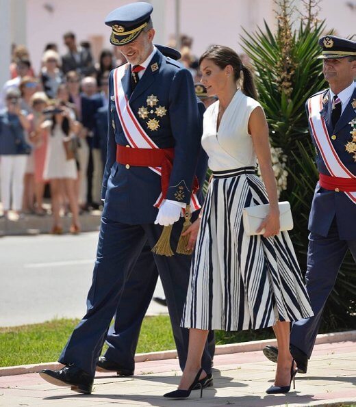 AGENDA DE SM. REYES FELIPE y LETIZIA (Tema precedente ) - Página 90 Queen-Letizia-in-Balenciaga-striped-pleated-crepe-skirt-3