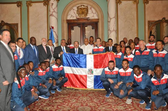 Danilo Medina entrega la bandera nacional a la Delegación Dominicana que ira a los Juegos Olímpicos  