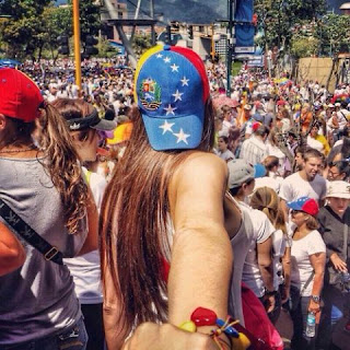 A la calle Oficialisno y Oposición A la calle Oficialisno y Oposición
