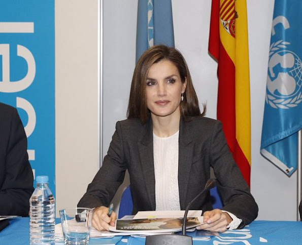 Queen Letizia wore HUGO BOSS Cascadia Double Breasted Trench, Boss suit and blouse, UTERQUE High heel fabric shoes in Grey