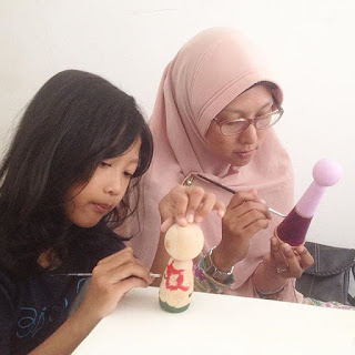 melukis boneka kayu children's library bandung